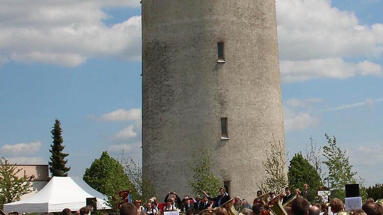 Sorgenkind der Gemeinde Rannungen, aber auch ihr Wahrzeichen, ist der Wasserturm. Er muss dringend saniert werden.  Foto: Dieter Britz/Archiv