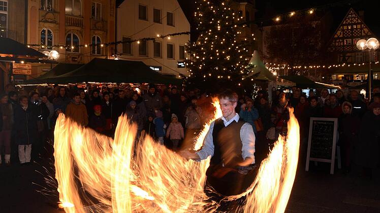 Feuer- und Lasershow von Markus Just auf dem Bad Kissinger Weihnachtsmarkt 2016. Foto: Peter Rauch