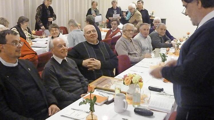 Gratulationsworte an den Jubilar: Vorsitzender Wolfgang Burgis (stehend), ihm gegenüber von links: Diözesanpräses Wilfried Wittman, Präses Heinz Oberle und Stadtrat Norbert Tscherner Foto: Josef Wachtler