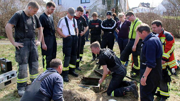 Immer wieder berät das Team über das weitere Vorgehen, um den Hund nicht zu gefährden.