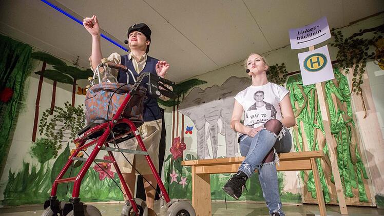 Sonja K&auml;b (links) und Marie Appel brachten mit dem traditionellen Dorfgetratsche das Wichtigste aus H&ouml;red und der ganzen Welt auf den Punkt.