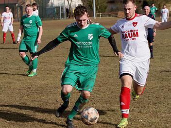 Der Kirchlauterer Daniel Hartmann (l.) kann den Zeiler Fabian Amend gerade noch vom Ball trennen.Günther Geiling