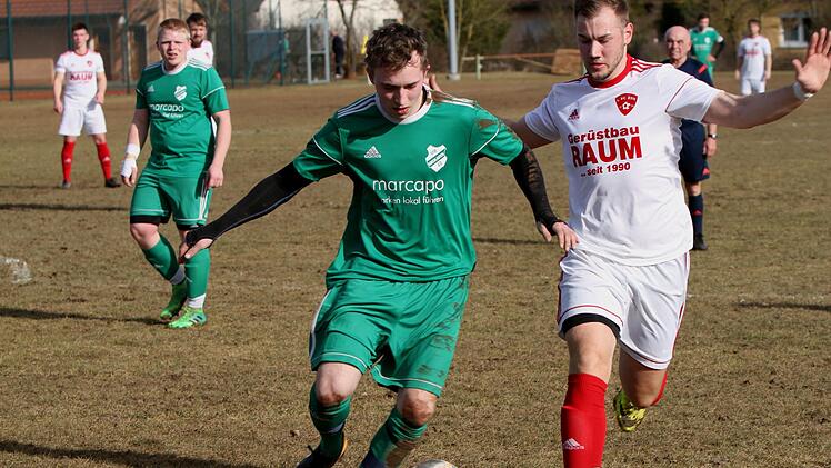 Der Kirchlauterer Daniel Hartmann (l.) kann den Zeiler Fabian Amend gerade noch vom Ball trennen.Günther Geiling