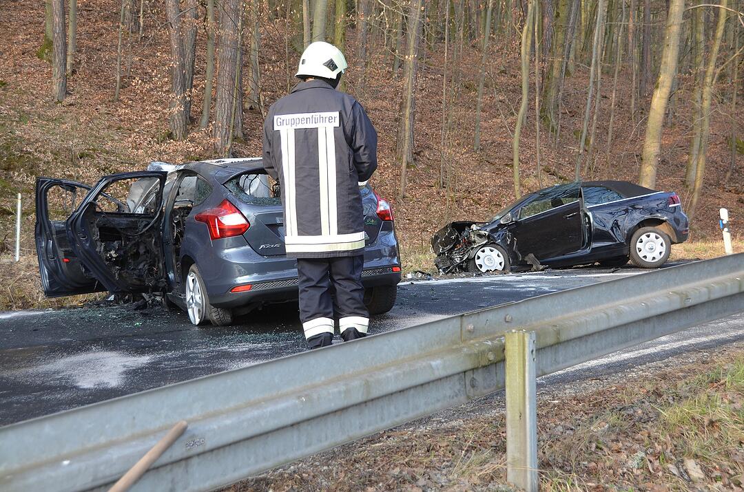 Unterfranken: Helfer rettet Mann aus brennenden Auto