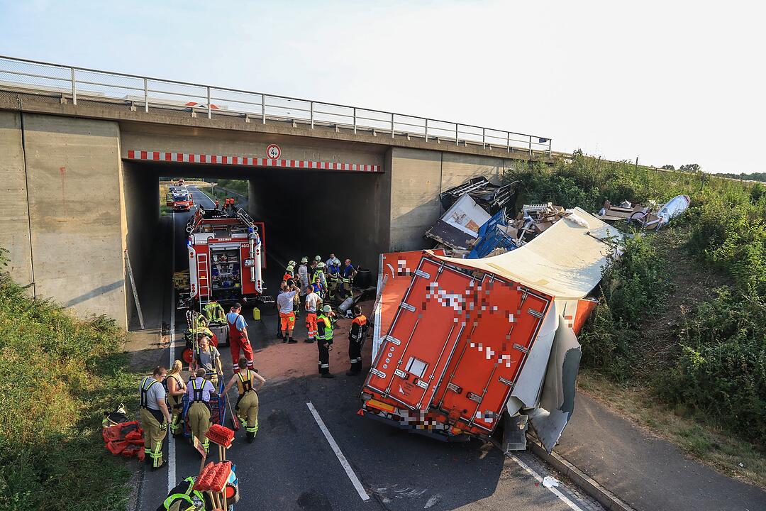 Bei Würzburg: Spektakulärer Sturz auf der A3 – Sattelzug fällt  von Autobahnbrücke auf Staatsstraße