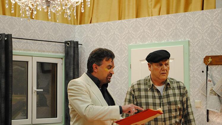 Opa Wilhelm (Werner Müller, rechts), eine der Hauptfiguren des Stücks, lässt sich vom Klinik-Gigolo Jean-Pierre (Elo Kirchner) die Tücken des von der Schwiegertochter heimlich aufgesetzten Testaments erklären. Foto: Evelyn Schneider