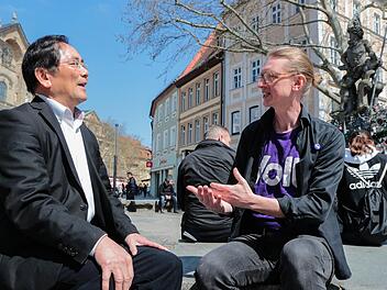 Die Bamberger Kandidaten für die Europawahl (v.l.) You Xie (CSU, Listenplatz 25) und Hans-Günter Brünker (Volt, Platz 13 der deutschen Liste der gesamteuropäischen Partei), diskutieren über ihre Ziele für Europa. Foto: Matthias Hoch