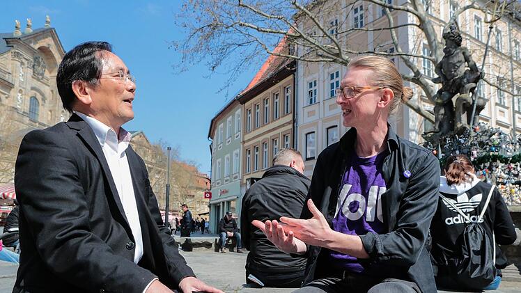 Die Bamberger Kandidaten für die Europawahl (v.l.) You Xie (CSU, Listenplatz 25) und Hans-Günter Brünker (Volt, Platz 13 der deutschen Liste der gesamteuropäischen Partei), diskutieren über ihre Ziele für Europa. Foto: Matthias Hoch