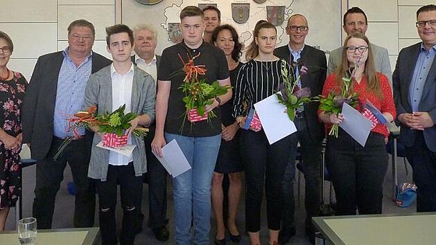 Im Bild von links hinten: Christine Eichenbacher, Mathias S&ouml;llner, Fred Wunder, Bernhard Je&szlig;berger, Stefanie Mayr-Leidnecker, Christian Mei&szlig;ner, Andreas H&uuml;gerich, Danny Dobmeier; vorne: Alex-John Murmurachi (Herzog-Otto-Mittelschule Lichtenfels), Andreas Dauer, Shirley Koschig (beide Mittelschule Altenkunstadt) und Christina Pezolt (Herzog-Otto-Mittelschule Lichtenfels)  Foto: Corinna T&uuml;bel
