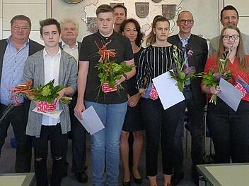 Im Bild von links hinten: Christine Eichenbacher, Mathias Söllner, Fred Wunder, Bernhard Jeßberger, Stefanie Mayr-Leidnecker, Christian Meißner, Andreas Hügerich, Danny Dobmeier; vorne: Alex-John Murmurachi (Herzog-Otto-Mittelschule Lichtenfels), Andreas Dauer, Shirley Koschig (beide Mittelschule Altenkunstadt) und Christina Pezolt (Herzog-Otto-Mittelschule Lichtenfels)  Foto: Corinna Tübel