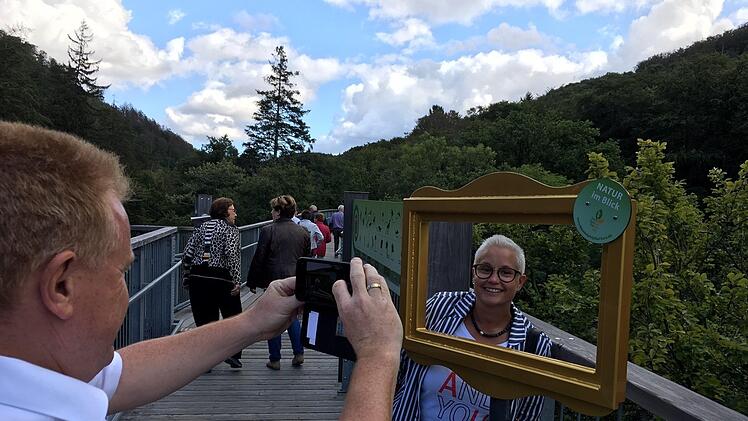 Auf der Plattform des Baumwipfelpfades: Maßbachs Bürgermeister Matthias Klement (CSU) fotografiert seine Frau Kerstin.Ralf Ruppert