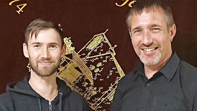 Sebastian Schick (links) &uuml;bergab das Amt des Kommandanten der Freiwilligen Feuerwehr Ziegelanger an Marco Lutz.  Foto: pr