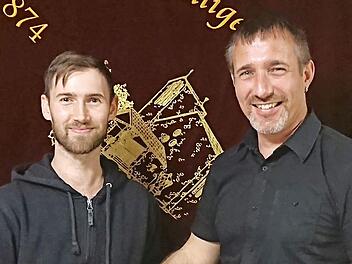 Sebastian Schick (links) &uuml;bergab das Amt des Kommandanten der Freiwilligen Feuerwehr Ziegelanger an Marco Lutz.  Foto: pr