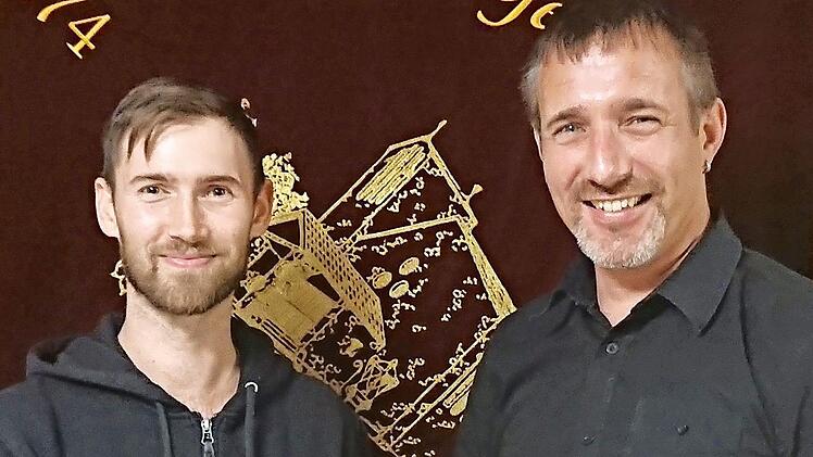 Sebastian Schick (links) &uuml;bergab das Amt des Kommandanten der Freiwilligen Feuerwehr Ziegelanger an Marco Lutz.  Foto: pr