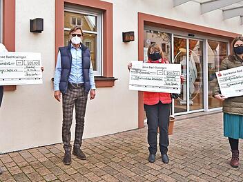 Adler Apotheke Euerdorf: Heinz Wernke (zweiter von links), Ursula Pöpperl (dritte von links) für die Palliativstation, Dagmar Ziegler Tafel Bad Kissingen (links), eine weitere Spende ging an die Tafel Hammelburg.