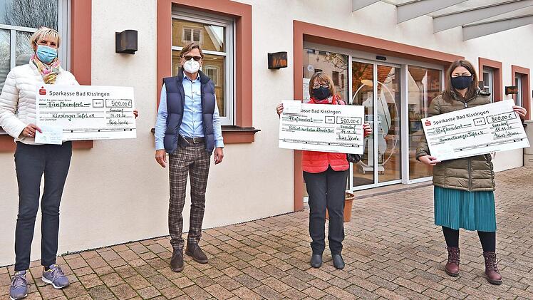 Adler Apotheke Euerdorf: Heinz Wernke (zweiter von links), Ursula Pöpperl (dritte von links) für die Palliativstation, Dagmar Ziegler Tafel Bad Kissingen (links), eine weitere Spende ging an die Tafel Hammelburg.