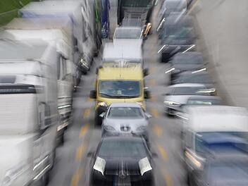A3 bei Nürnberg: Lkw fährt Böschung hinunter -Stau auf der Autobahn