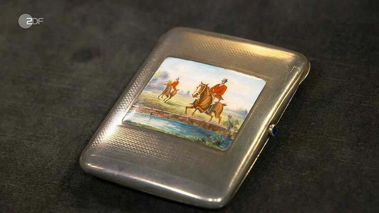 Das silberne Zigaretten-Etui mit Emaillebild aus den 1930er-Jahren schätzte die Expertin auf 180 bis 200 Euro. Steve Mandel kaufte das leicht beschädigte Stück für 250 Euro.