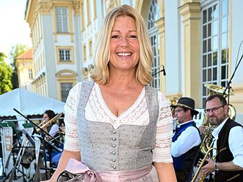 25 Jahre "Die Rosenheim-Cops" (neue Folgen ab 7. Oktober, dienstags, 19.25 Uhr): Zum Jubiläum wirft Karin Thaler (60) spricht die Schauspielerin über ihr Glücksgeheimnis.