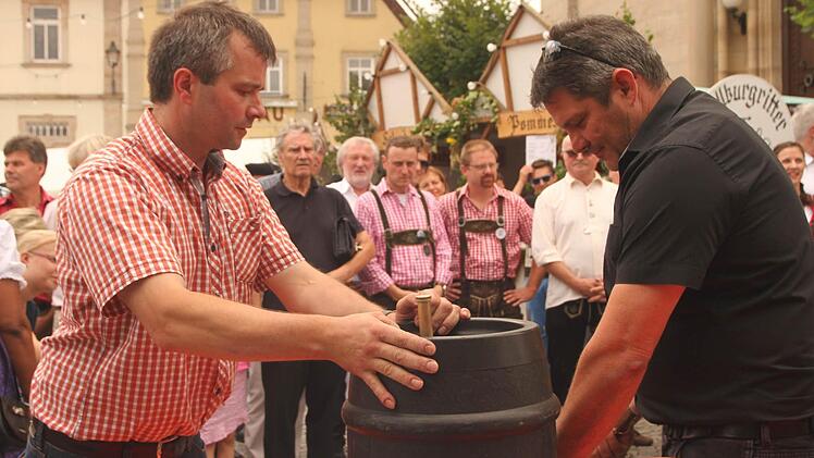 Das Fass der Brauerei Roppelt schlug Diakon Joachim Stapf (rechts) an, links Braumeister Michael Roppelt.