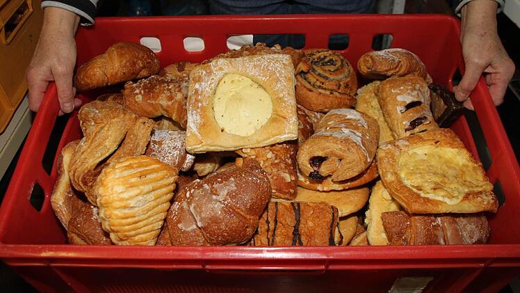 Vorbildlich: In einer Bäckerei übrig gebliebenes Gebäck, appetitlich in einer Kiste arrangiert. Da greifen die Kunden gerne zu, auch wenn's nicht mehr ganz frisch ist. Foto: Dagmar Besand