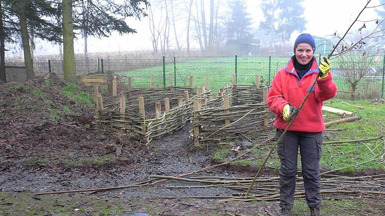 BR-Redakteurin Dagmar Besand bereitet die Äste fürs Flechten vor.   Foto: Dagmar Besand