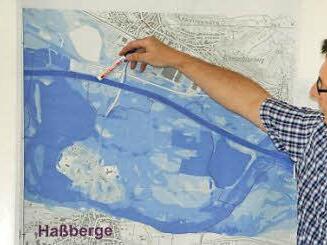 Anhand von Karten erläuterte Mark Werner, welche Folgen für die Hochwasserfließrichtungen der Abbau auf dem fraglichen Gelände haben kann.  Foto: Sabine Weinbeer