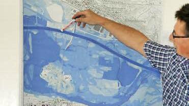 Anhand von Karten erläuterte Mark Werner, welche Folgen für die Hochwasserfließrichtungen der Abbau auf dem fraglichen Gelände haben kann.  Foto: Sabine Weinbeer