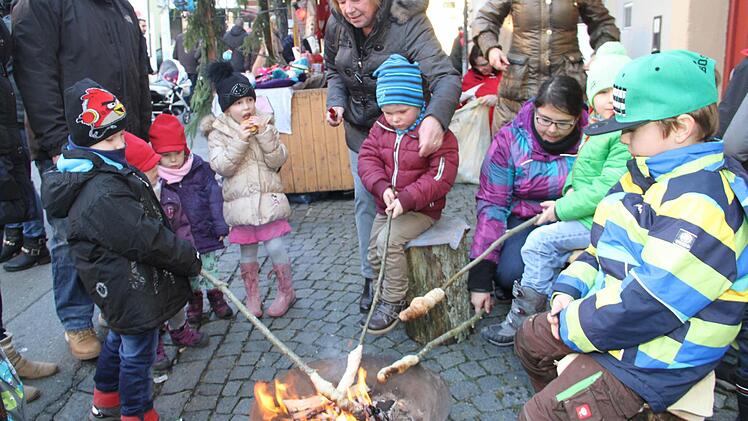 Stockbrotbacken war ein Angebot des Adam-Riese-Kinderhorts. Foto: Gerda Völk