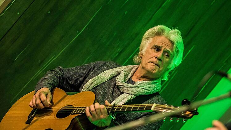 Fergus Feely am Mandocello beim Gastspiel mit Seán Keane in Coburg. Foto: Jochen Berger