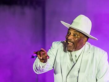 Wandlungsfähiger Entertainer und Sänger in "Blues Brothers in Prison": Ron Williams - hier in einer Szene als Cab Calloway mit "Minnie the Moocher". Foto: Jochen Berger
