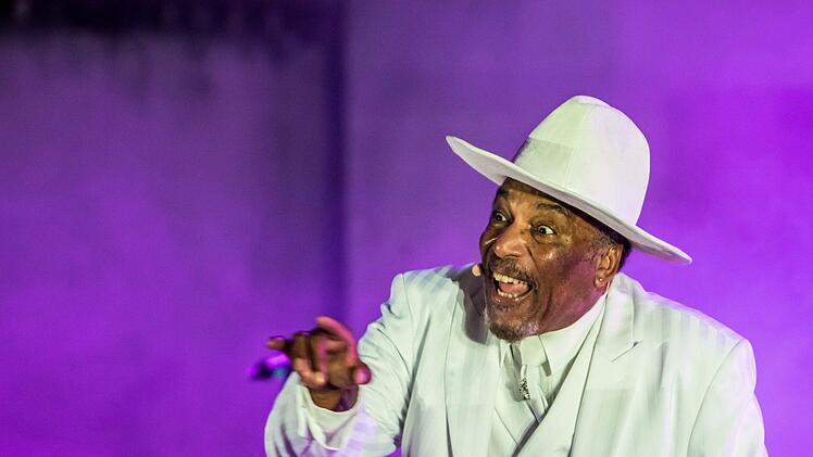 Wandlungsfähiger Entertainer und Sänger in "Blues Brothers in Prison": Ron Williams - hier in einer Szene als Cab Calloway mit "Minnie the Moocher". Foto: Jochen Berger