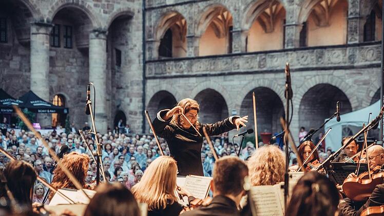 Ljubka Biagioni zu Guttenberg sorgt mit den Sofiqa Symphonics für Klassik auf der Burg.PR