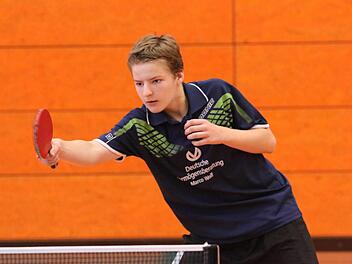 Er stammt aus Neudrossenfeld, lernte beim TSV Thurnau das Tischtennisspielen und trägt jetzt das Trikot der Herren des TTC Rugendorf und der Schüler des TTV Altenkunstadt: Paul Hofmann. Kürzlich wurde das Talent Bayerischer Meister im Schüler-Doppel. Foto: Hans Franz
