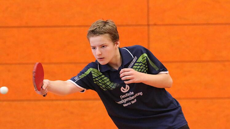 Er stammt aus Neudrossenfeld, lernte beim TSV Thurnau das Tischtennisspielen und trägt jetzt das Trikot der Herren des TTC Rugendorf und der Schüler des TTV Altenkunstadt: Paul Hofmann. Kürzlich wurde das Talent Bayerischer Meister im Schüler-Doppel. Foto: Hans Franz