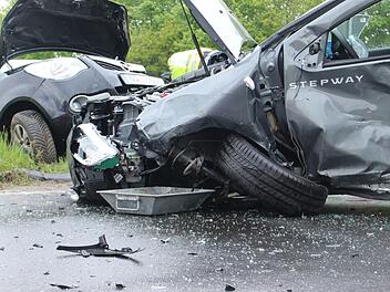 Vier Autos sind zum Teil stark besch&auml;digt: Im Kreis Bayreuth ist heute ein schwerer Unfall passiert. Es kam zu einer Kettenreaktion. Foto: Holzheimer / News 5