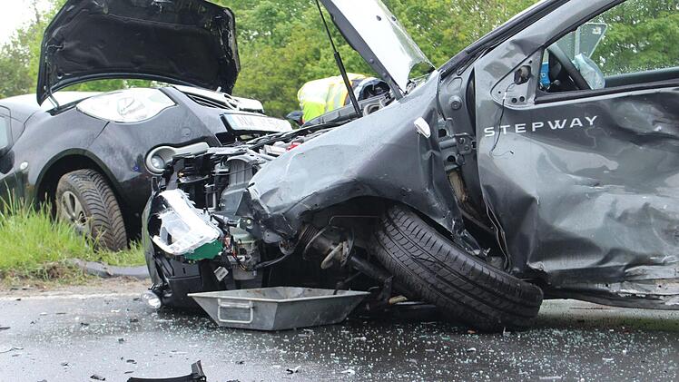 Vier Autos sind zum Teil stark besch&auml;digt: Im Kreis Bayreuth ist heute ein schwerer Unfall passiert. Es kam zu einer Kettenreaktion. Foto: Holzheimer / News 5