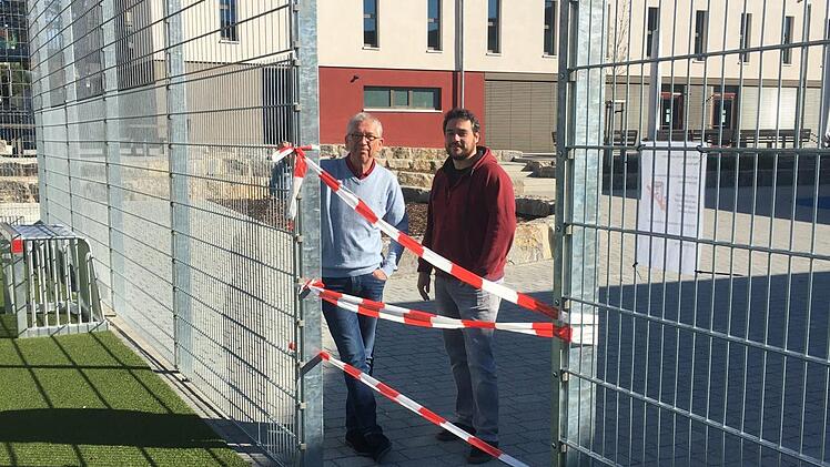 Die Schulleiter der Ritter-von-Spix-Schule, Michael Ulbrich und Sebastian Rüger, auf ihrem abgesperrten Pausenhof. Foto: Schule