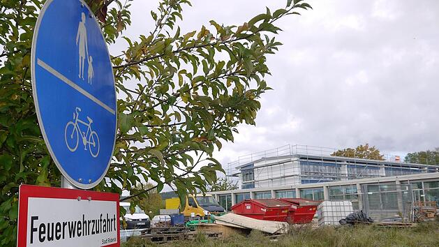 Da fehlt noch was: Weil die staatliche F&ouml;rderung noch auf sich warten l&auml;sst, muss die Stadt R&ouml;dental gro&szlig;e Teile der Kosten f&uuml;r die Sanierung der Einberger Schule zwischenfinanzieren.  Foto: Berthold K&ouml;hler