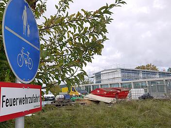 Da fehlt noch was: Weil die staatliche Förderung noch auf sich warten lässt, muss die Stadt Rödental große Teile der Kosten für die Sanierung der Einberger Schule zwischenfinanzieren.  Foto: Berthold Köhler