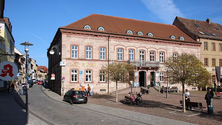 An der Fassade der Raiffeisenbank sind keine Veränderungen geplant. Foto: Ralf Ruppert