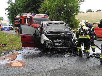 Der Motorraum dieses Kleinwagens brannte am Donnerstagnachmittag zwischen Elfershausen und Oberthulba komplett aus. Die Feuerwehr Elfershausen l&ouml;schte.