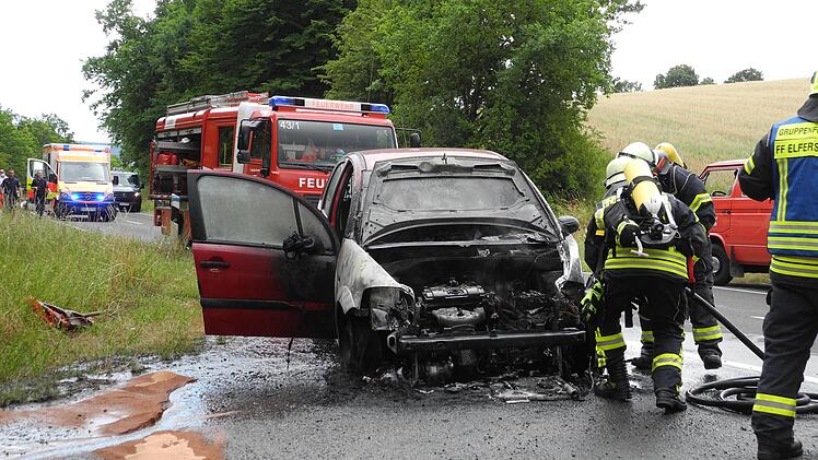 Der Motorraum dieses Kleinwagens brannte am Donnerstagnachmittag zwischen Elfershausen und Oberthulba komplett aus. Die Feuerwehr Elfershausen l&ouml;schte.