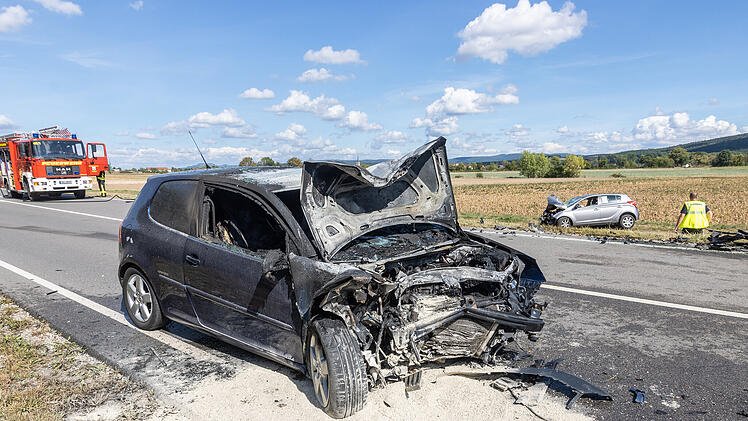 Schwerer Unfall auf der B4 im Kreis Bamberg: Auto brennt komplett aus