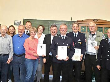 Zweiter Vorsitzender Michael Weith, Zweiter B&uuml;rgermeister Heinz M&ouml;sch, Susann Wiesner, Kreisbrandmeister Jochen Lauterbach, Gottfried Kern, Julia Hasenfu&szlig;, Karl-Heinz Hasenfu&szlig;, Kreisbrandrat Thomas Hofmann, Isa Lux, Alexandra Bittermann, Landrat ...