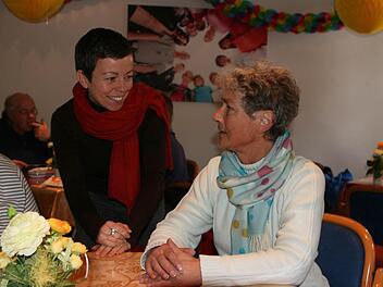 Freut sich mit Rositta Bauer (rechts), dass es auch weiterhin den Mittagstisch im Awo-Seniorentreff gibt: Liane Blietzsch, die die Leitung des Hauses zum 1. Januar übernommen hat.Christiane Lehmann