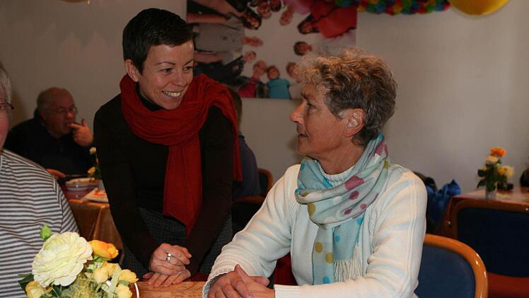 Freut sich mit Rositta Bauer (rechts), dass es auch weiterhin den Mittagstisch im Awo-Seniorentreff gibt: Liane Blietzsch, die die Leitung des Hauses zum 1. Januar übernommen hat.Christiane Lehmann