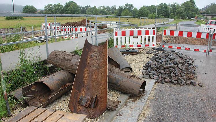 Diese alten Ummantelungen müssen ausgetauscht werden.