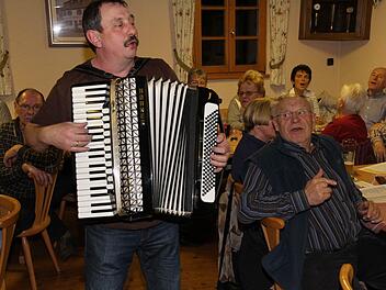 Vitus Kramer beim fränkischen Singabend in Hallerndorf Foto: Erlwein