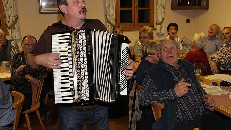 Vitus Kramer beim fränkischen Singabend in Hallerndorf Foto: Erlwein